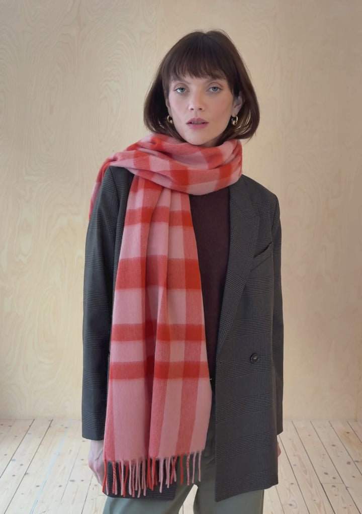 Écharpe oversize en laine d'agneau à carreaux roses