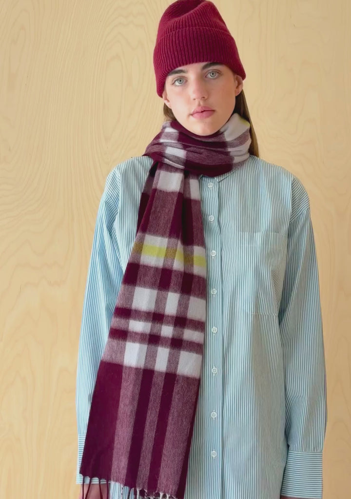 Écharpe surdimensionnée en laine d'agneau à motif tartan moderne bordeaux