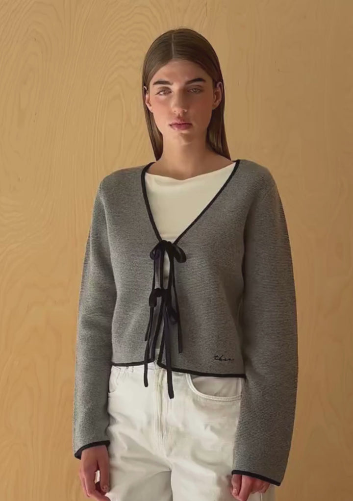 Graue Strickjacke aus Merinowolle mit Krawatte