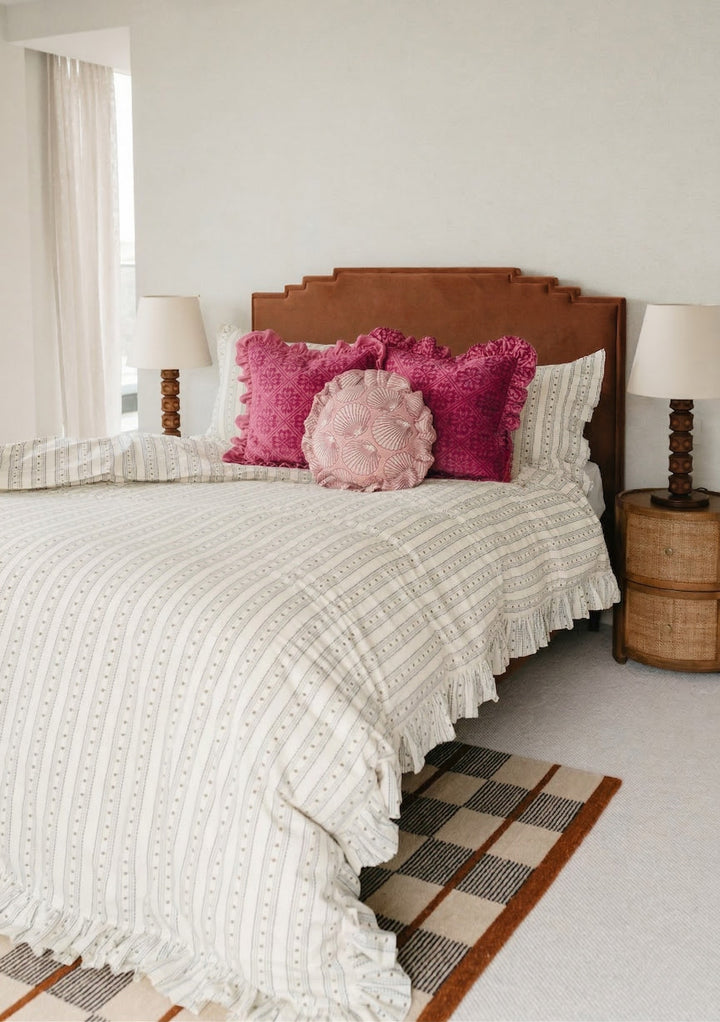 Parure de lit en coton bleu marine à petits motifs floraux : housse de couette et taies d'oreiller assorties.