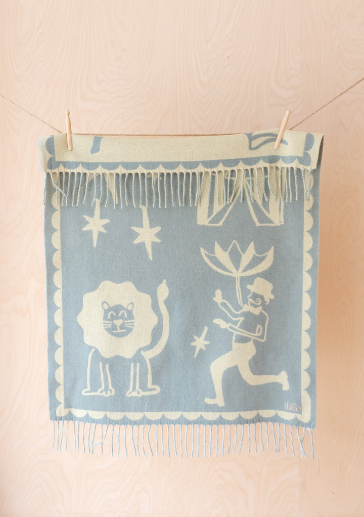 Babydecke aus Lammwolle im Zirkus-Jacquard 