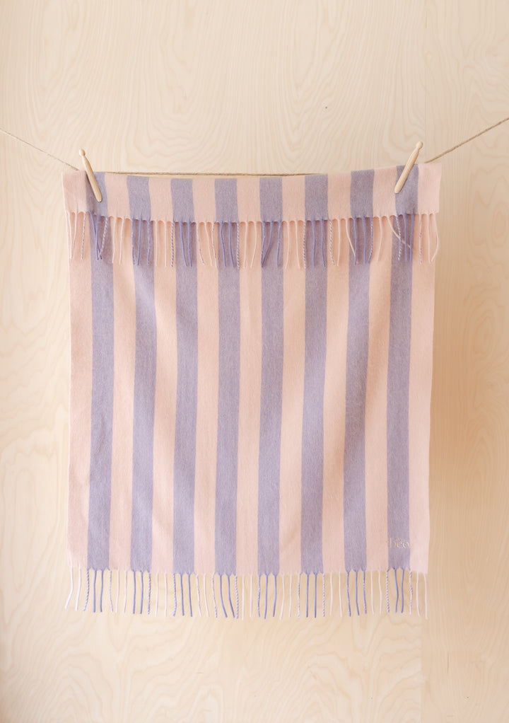 Babydecke aus Lammwolle in Rosa und Lila gestreift 