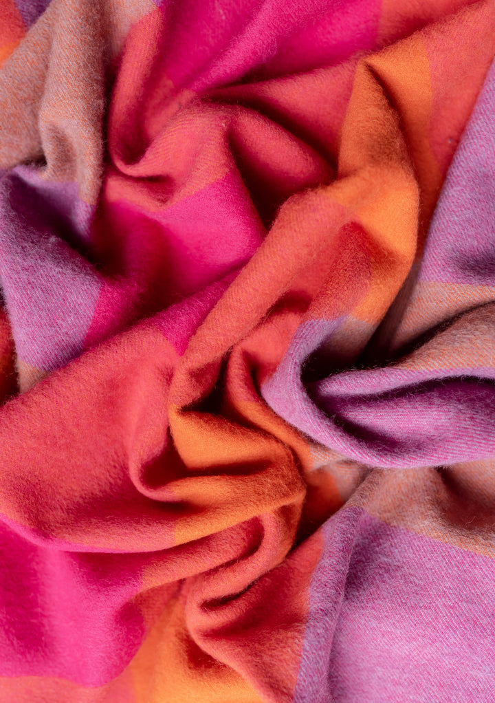 Kinderschal aus Lammwolle mit rosafarbenem Gittermuster