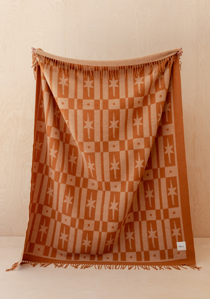 Lammwolldecke in Mandel-Celestial-Fliesen-Jacquard 