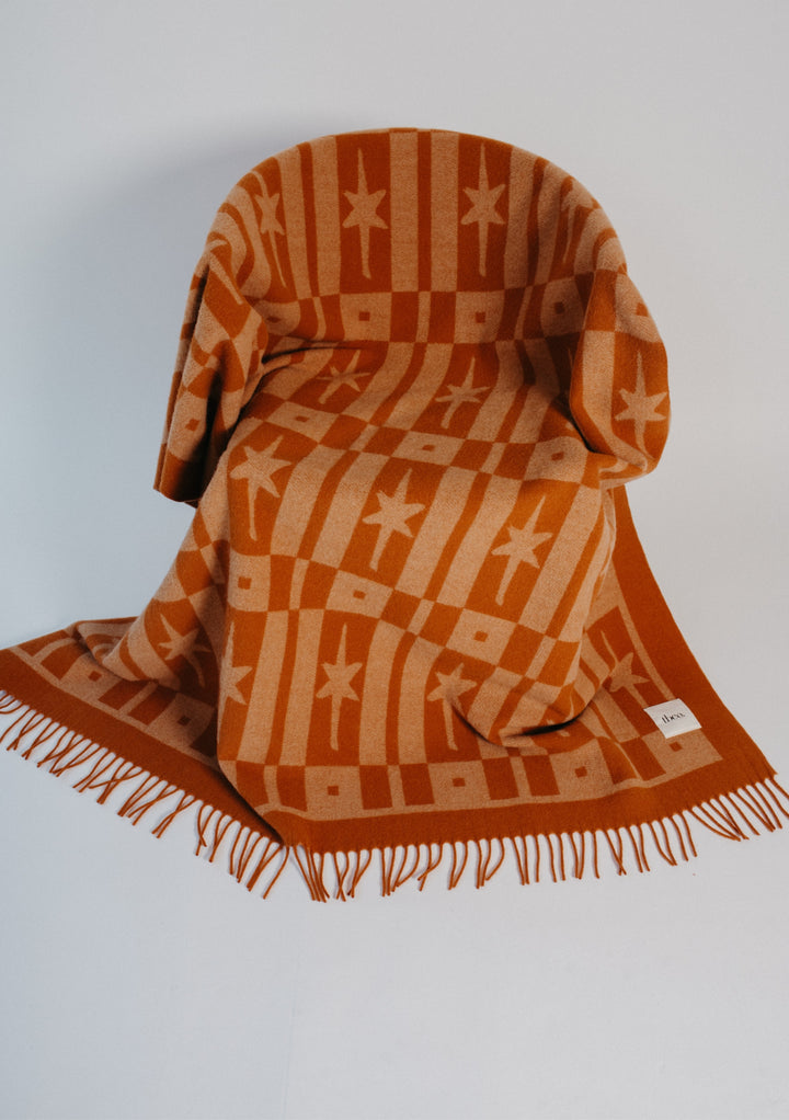 Lammwolldecke in Mandel-Celestial-Fliesen-Jacquard 