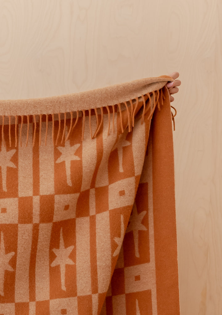 Lammwolldecke in Mandel-Celestial-Fliesen-Jacquard 