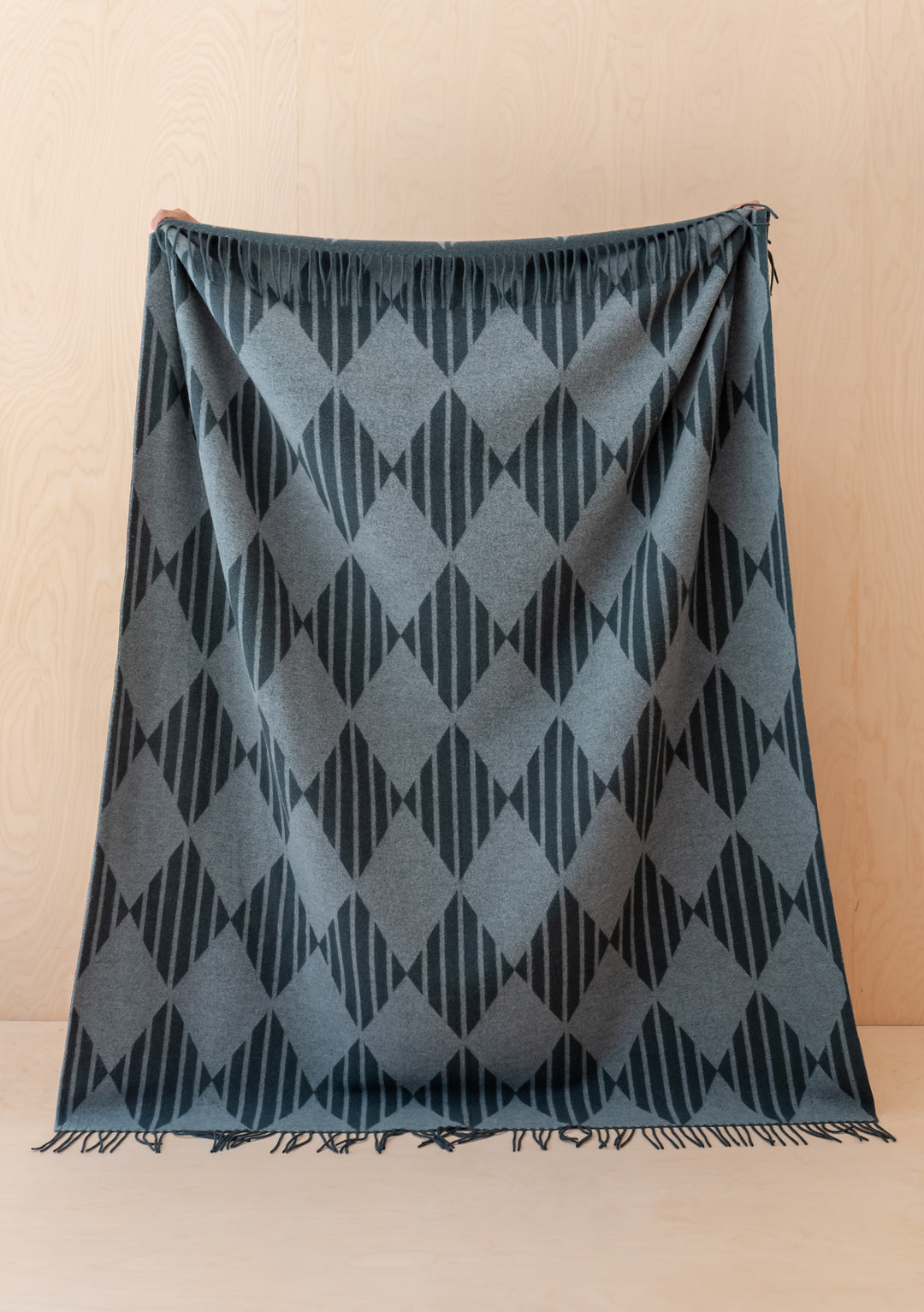 Lammwolldecke mit grünem Harlekin-Jacquardstreifen 