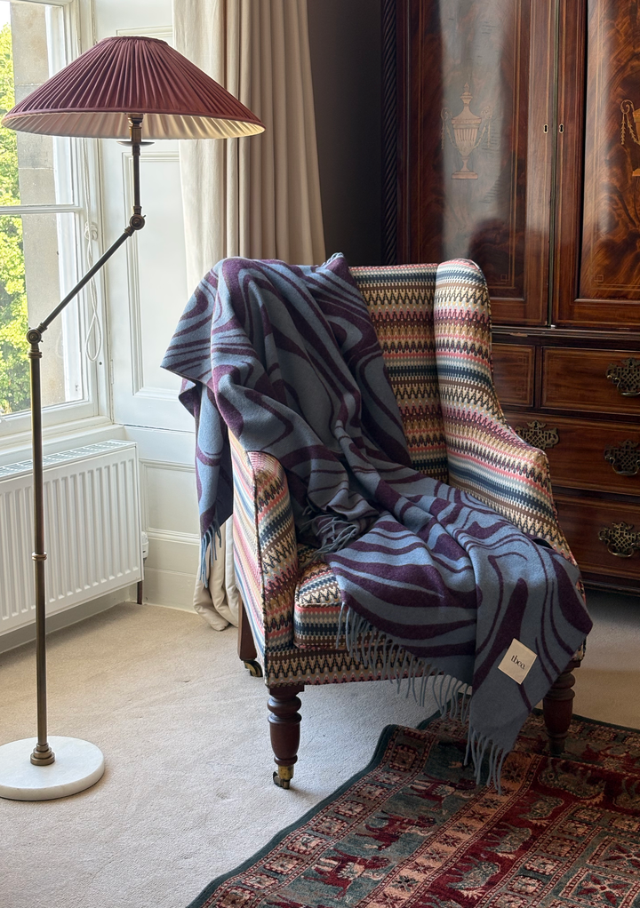 Couverture en laine d'agneau effet marbre bleu