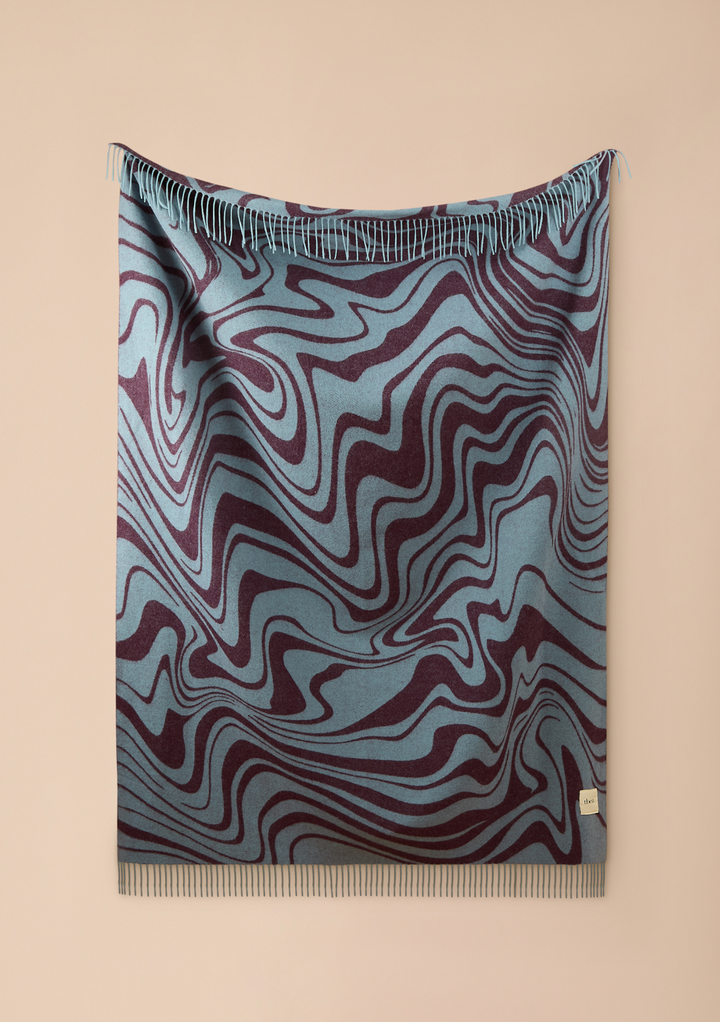 Couverture en laine d'agneau effet marbre bleu