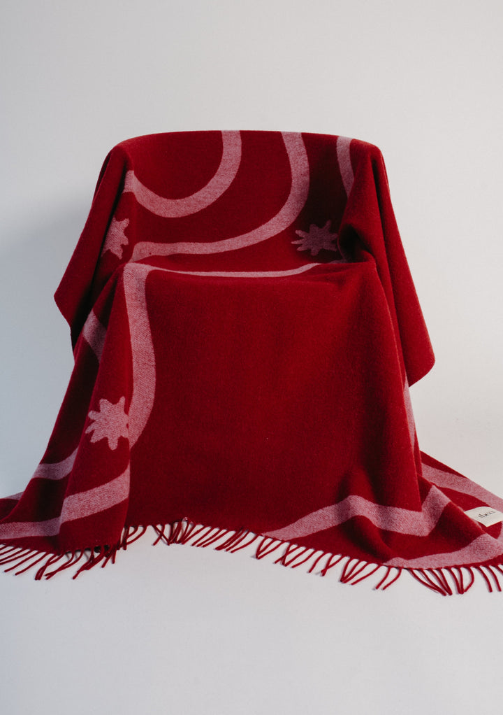 Lammwolldecke in rotem Wellen-Jacquard 