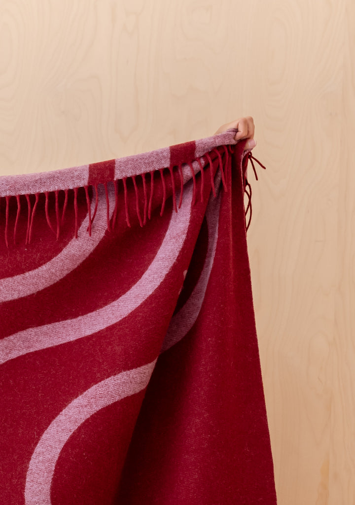 Lammwolldecke in rotem Wellen-Jacquard 