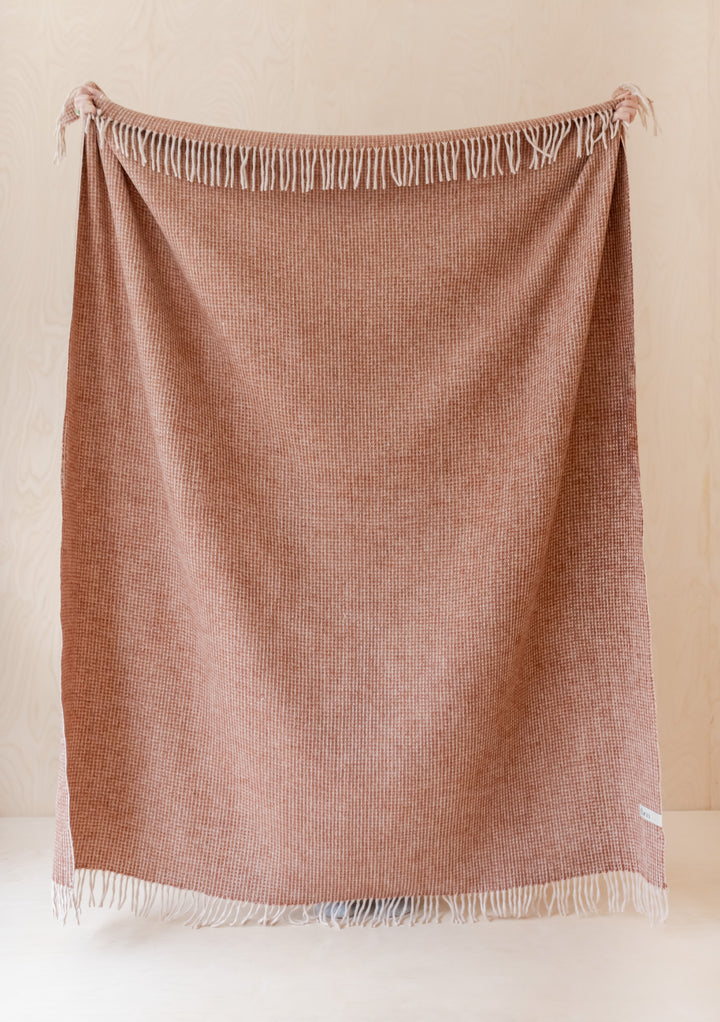 Decke aus recycelter Wolle in Rostwaffel