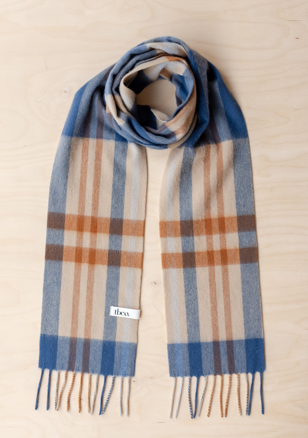 Schmaler Schal aus Lammwolle im modernen Camel-Tartan 