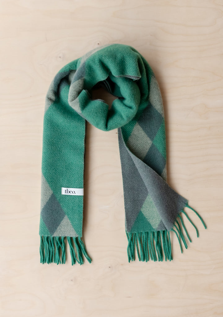 Übergroßer Schal aus Lammwolle in grünem Rauten-Jacquard 