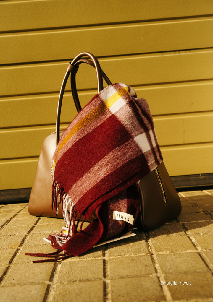 Écharpe surdimensionnée en laine d'agneau à motif tartan moderne bordeaux 