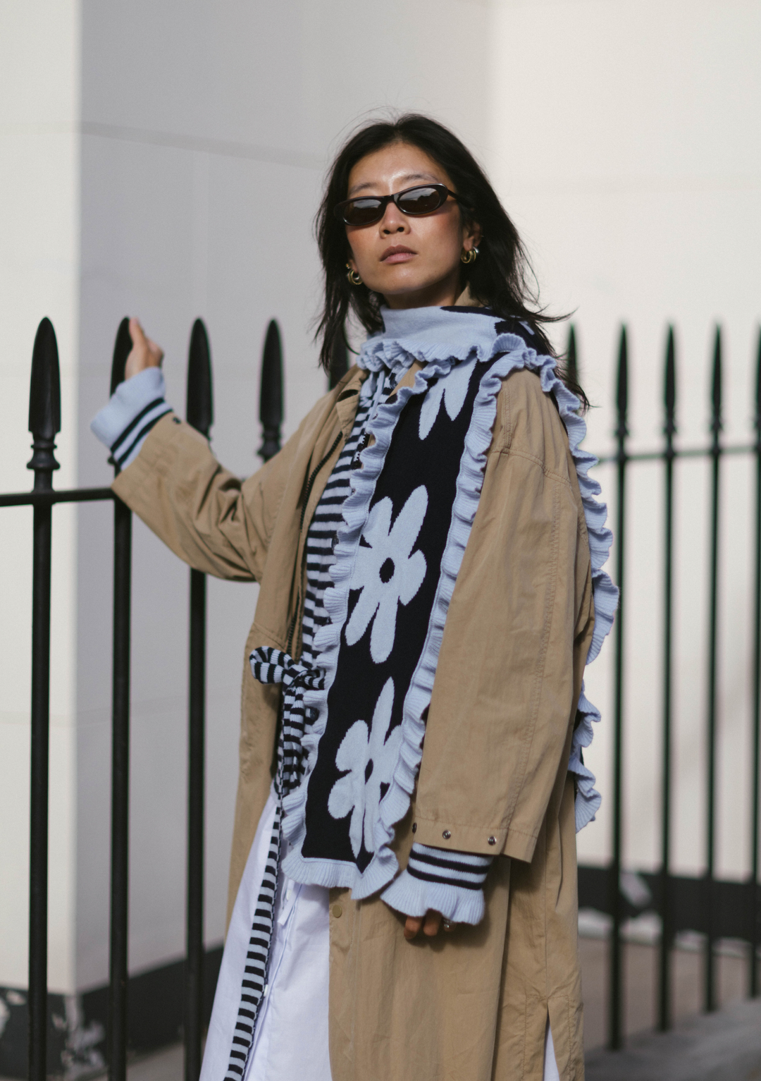 Écharpe à volants en laine mérinos TBCo x Liu, motif floral bleu