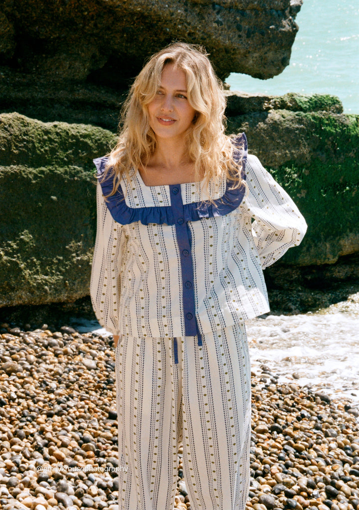 Baumwollpyjama mit marineblauem Blümchenmuster 