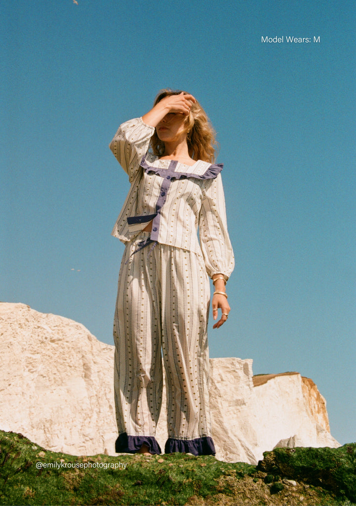Baumwollpyjama mit marineblauem Blümchenmuster 