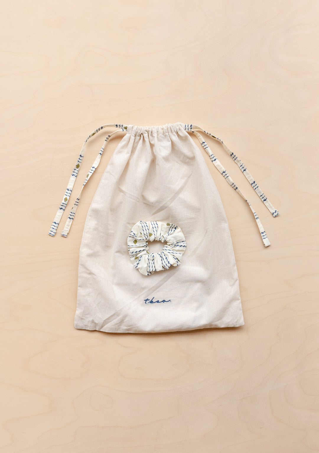 Baumwollpyjama mit marineblauem Blümchenmuster 