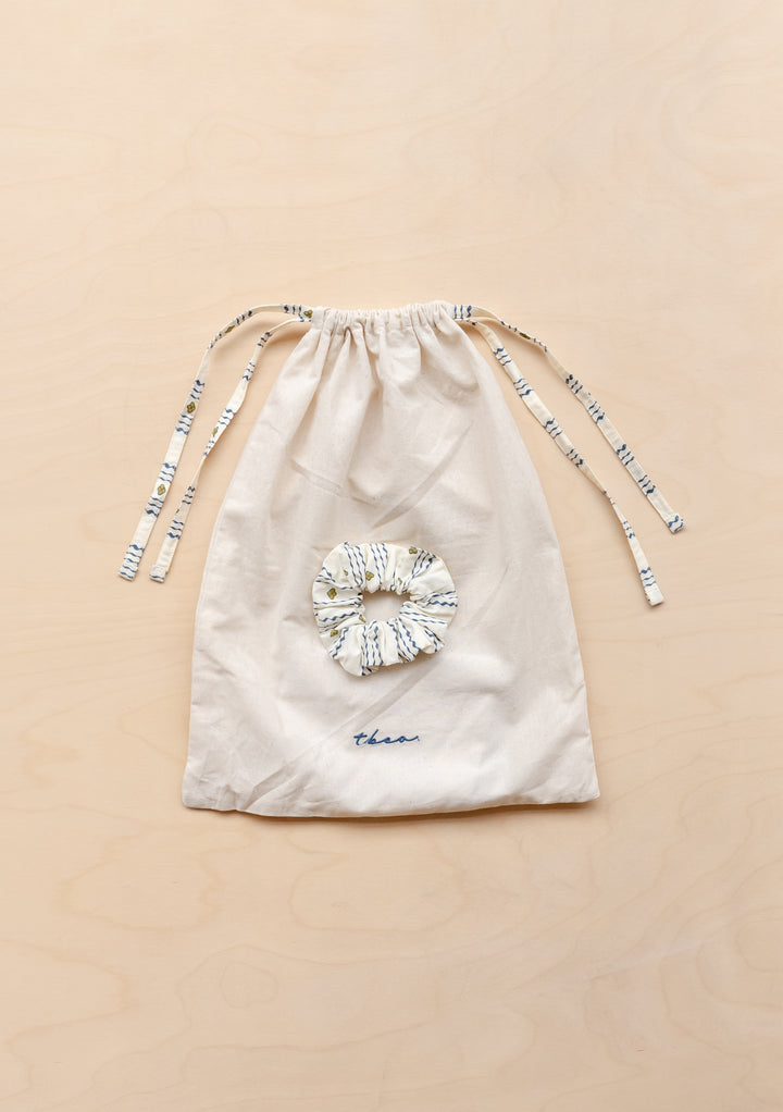 Baumwollpyjama mit marineblauem Blümchenmuster 