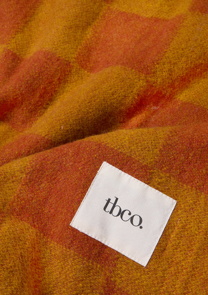 Decke aus recycelter Wolle mit Senf- und Orange-Schachbrettmuster