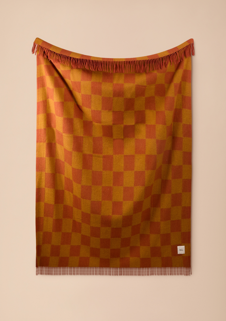Decke aus recycelter Wolle mit Senf- und Orange-Schachbrettmuster