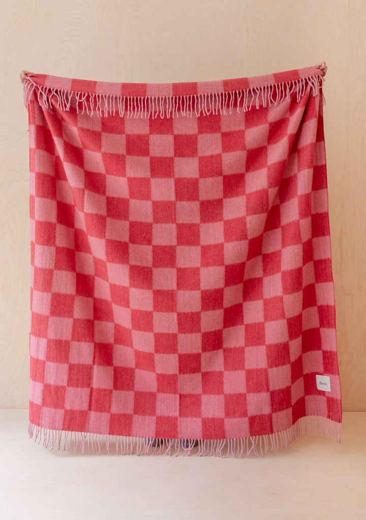 Decke aus recycelter Wolle mit rosa-rotem Schachbrettmuster 