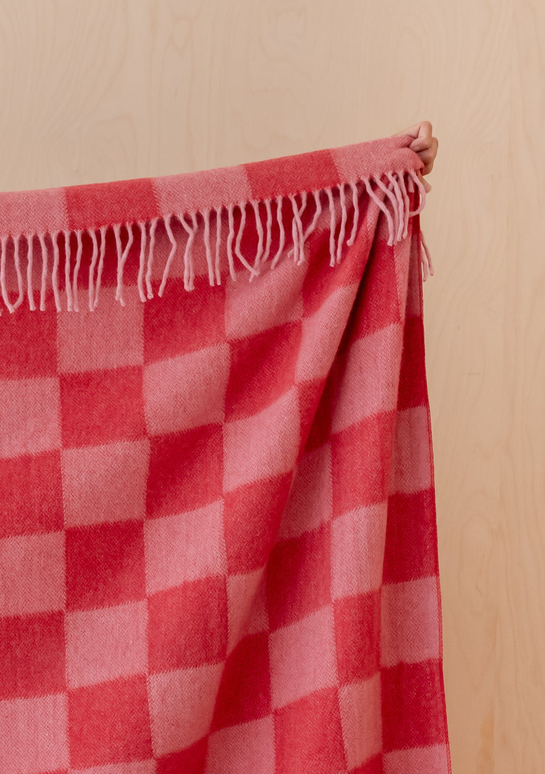 Decke aus recycelter Wolle mit rosa-rotem Schachbrettmuster 