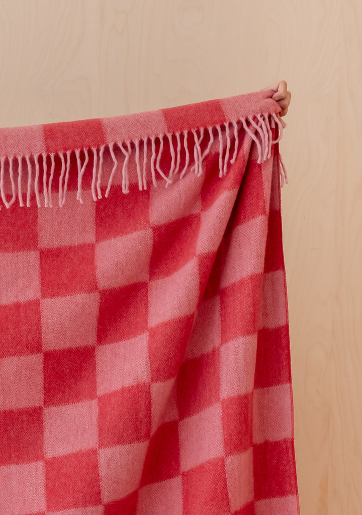 Decke aus recycelter Wolle mit rosa-rotem Schachbrettmuster 