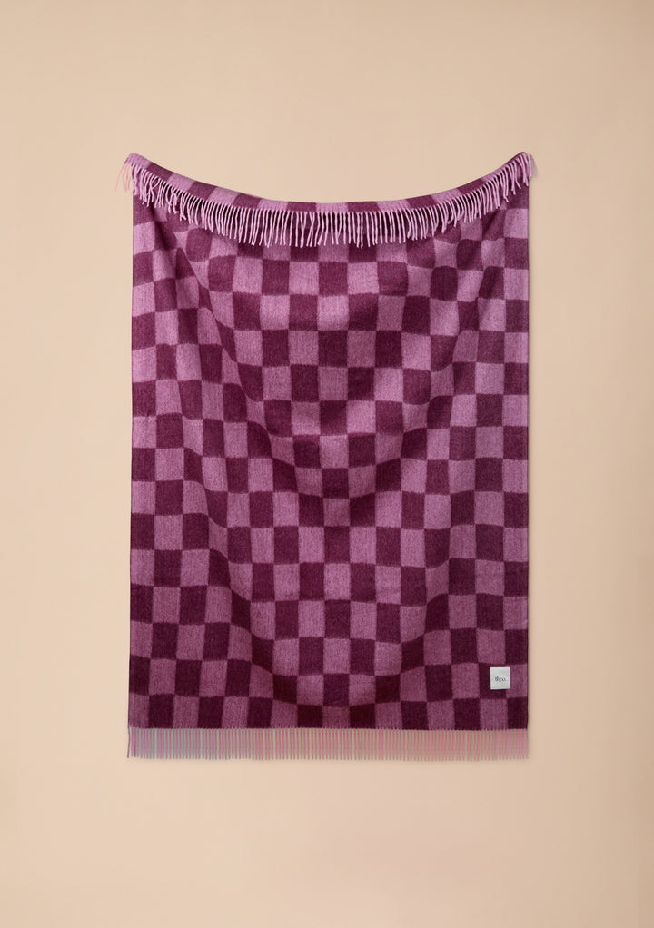 Decke aus recycelter Wolle mit Schachbrettmuster in Rose und Fig