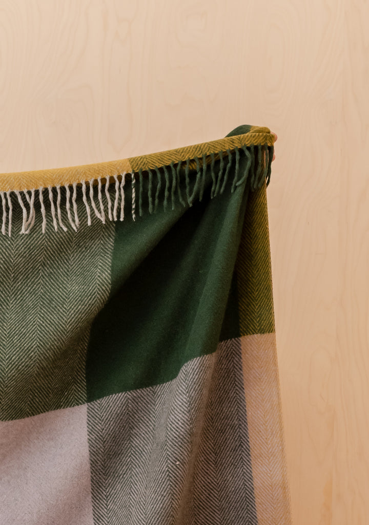 Decke aus recycelter Wolle mit grünem Rahmenkaro 
