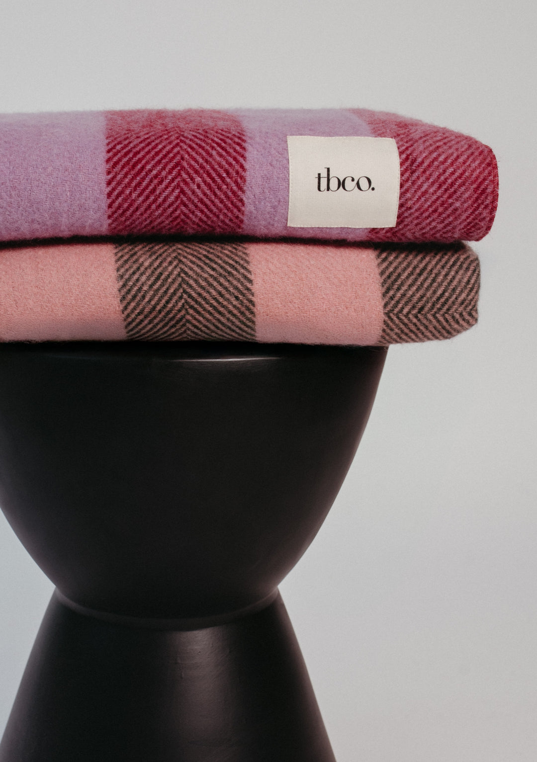 Decke aus recycelter Wolle mit rosa Rautenstreifen 