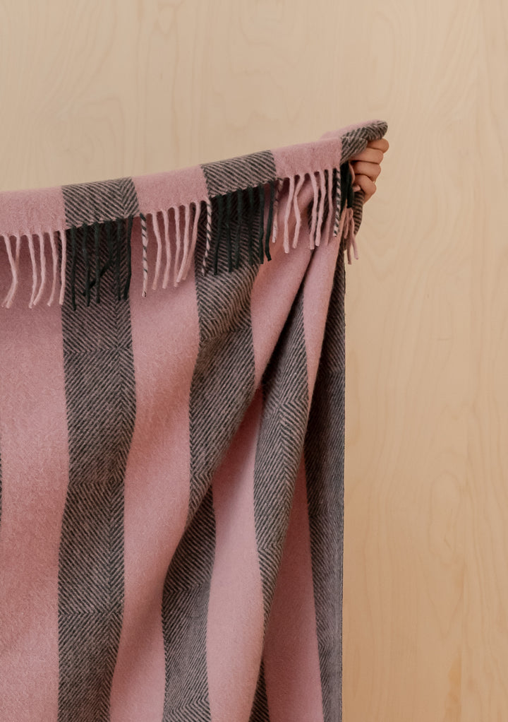 Decke aus recycelter Wolle mit rosa Rautenstreifen 