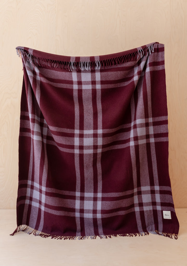 Decke aus recycelter Wolle in Burgunderrot mit modernem Tartan 