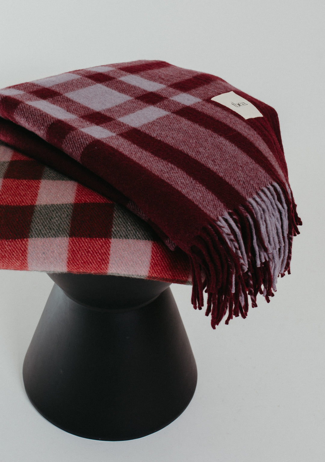 Decke aus recycelter Wolle in Burgunderrot mit modernem Tartan 