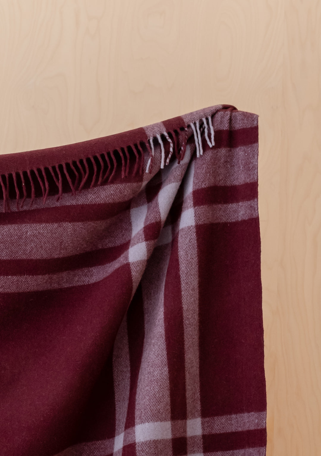 Decke aus recycelter Wolle in Burgunderrot mit modernem Tartan 