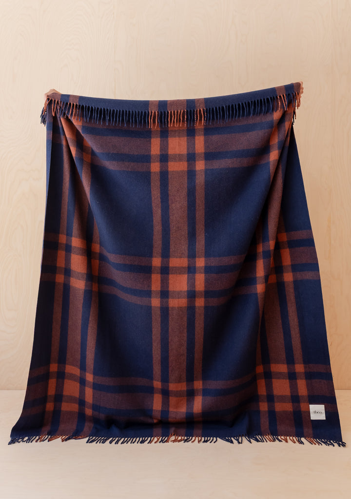 Decke aus recycelter Wolle im modernen Marineblau-Tartan 