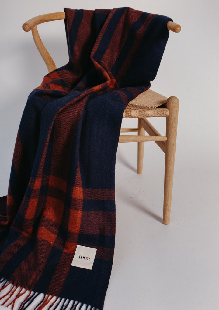 Decke aus recycelter Wolle im modernen Marineblau-Tartan 