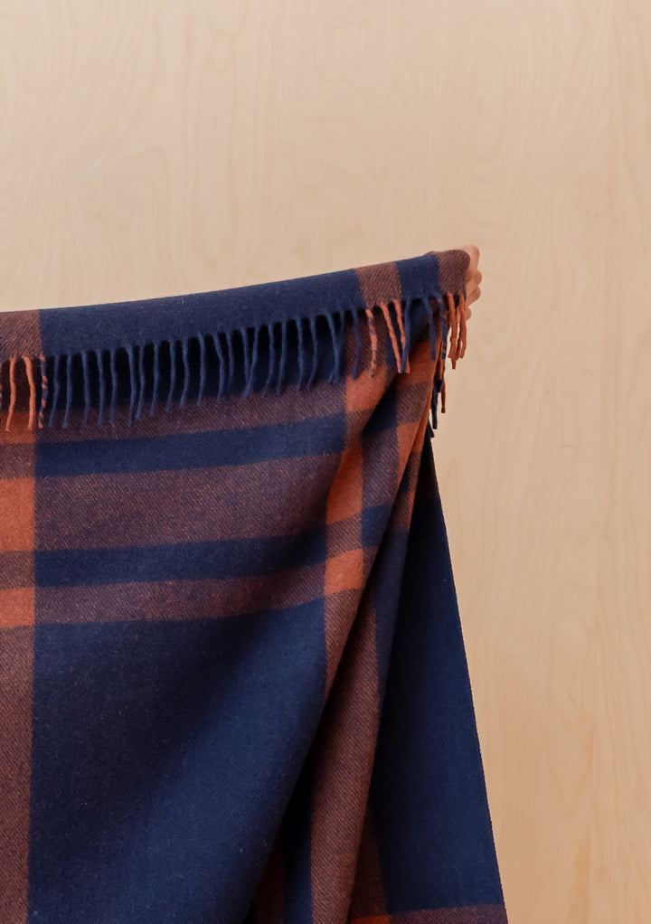 Decke aus recycelter Wolle im modernen Marineblau-Tartan 