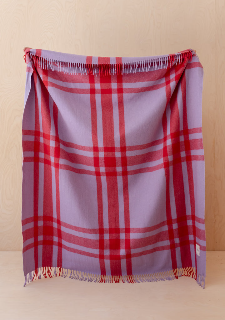 Decke aus recycelter Wolle in fliederfarbenem, modernem Tartan 