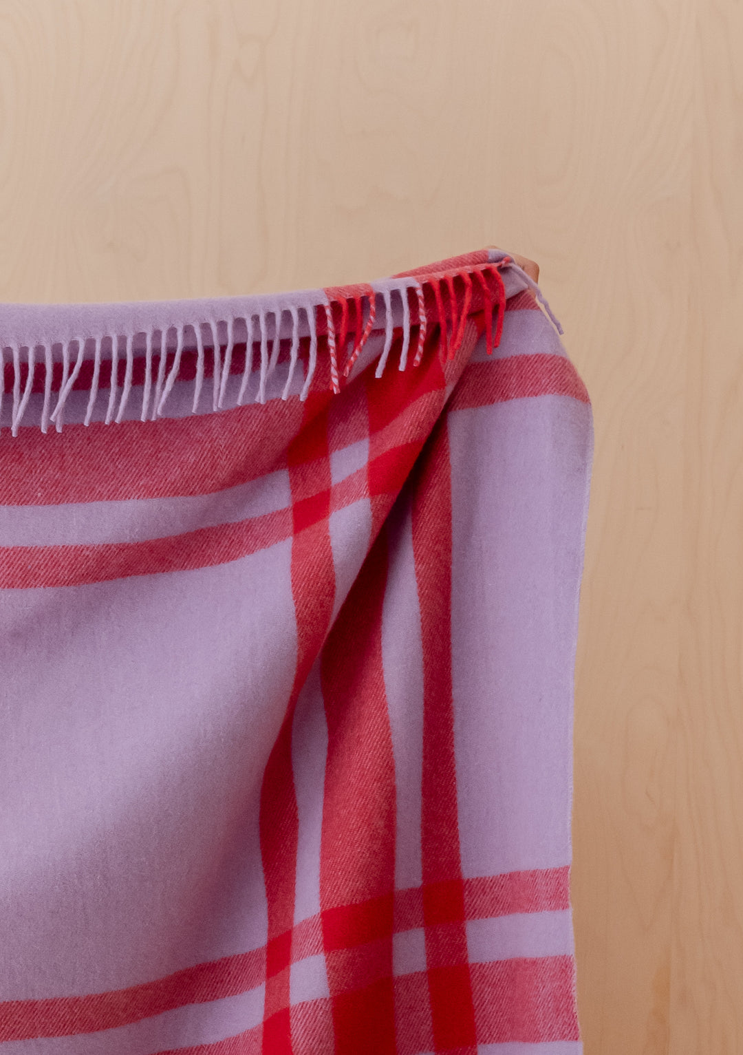 Decke aus recycelter Wolle in fliederfarbenem, modernem Tartan 