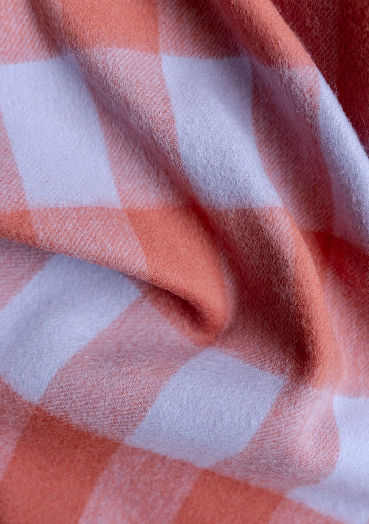 Lammwollschal mit lilafarbenem Gingham-Muster 