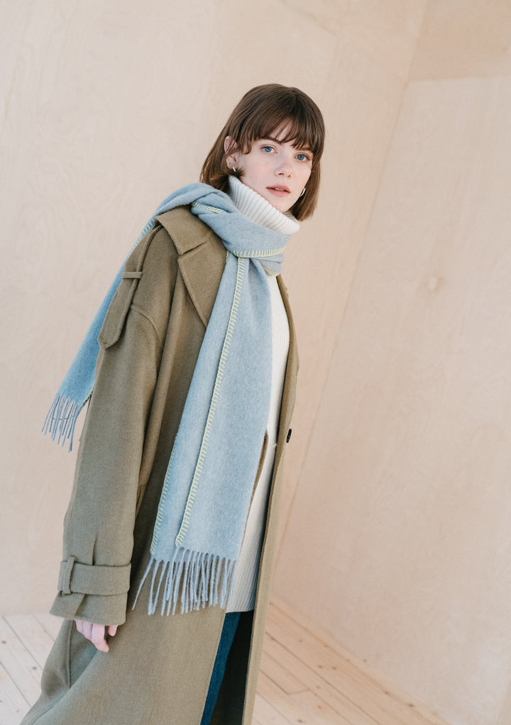 Schal aus Lammwolle mit hellgrauem Stich 