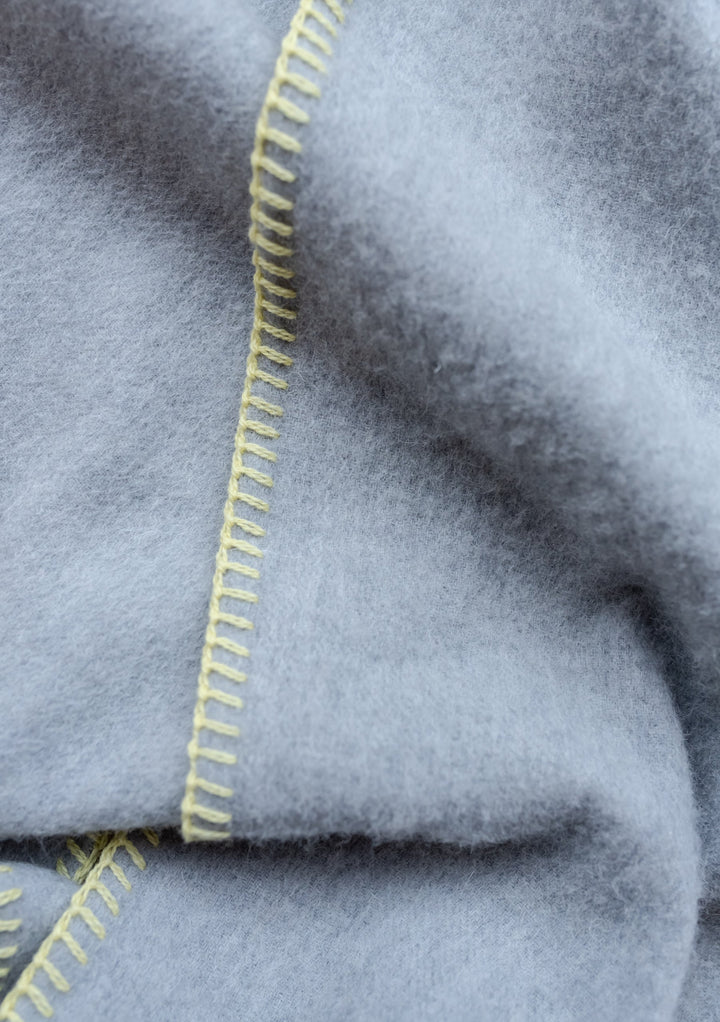 Schal aus Lammwolle mit hellgrauem Stich 