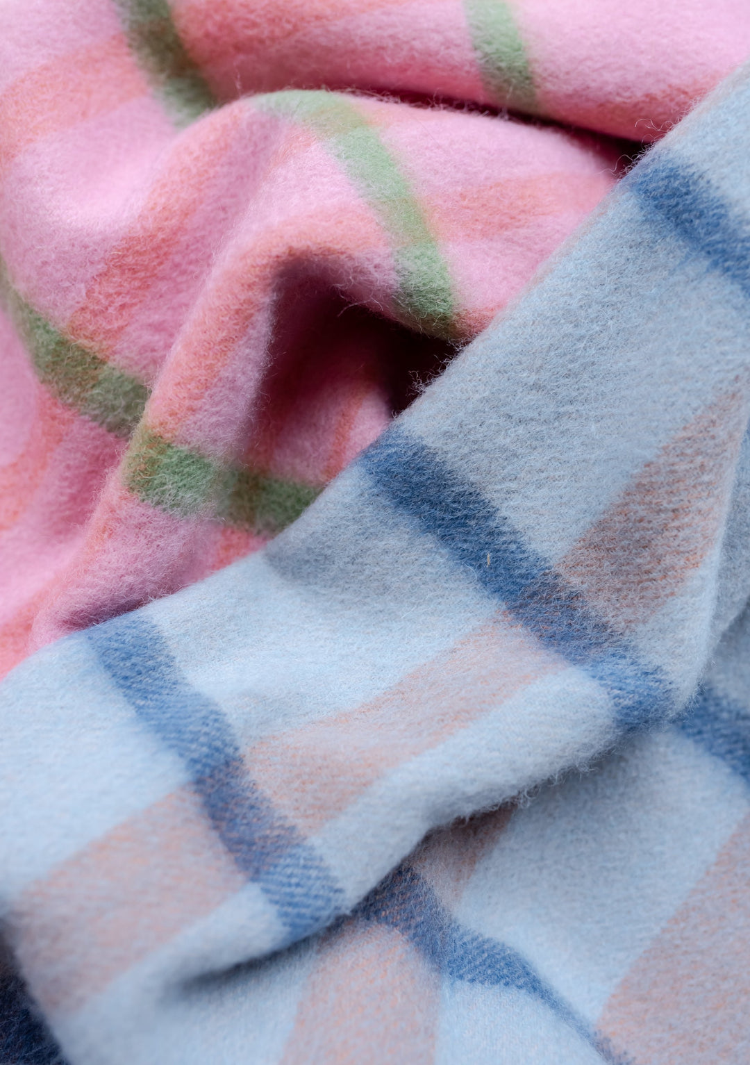 Übergroßer Schal aus Lammwolle mit rosa Farbverlauf 