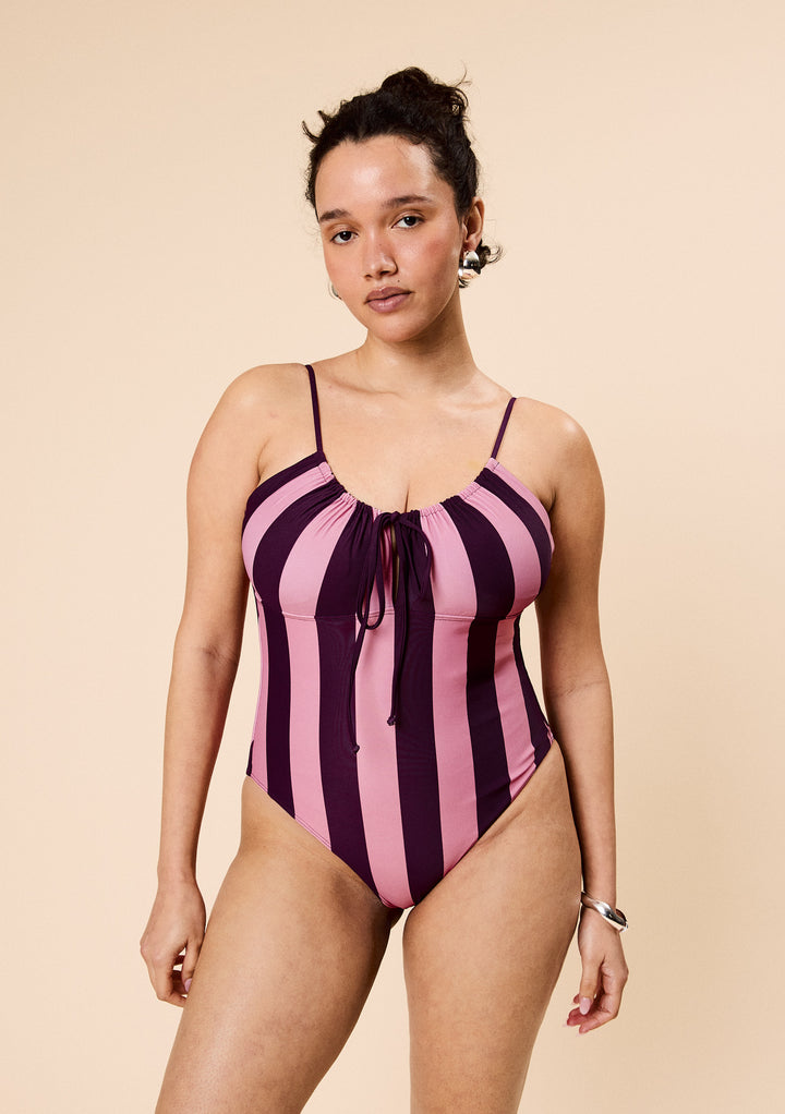 Maillot de bain froncé à rayures roses et bordeaux