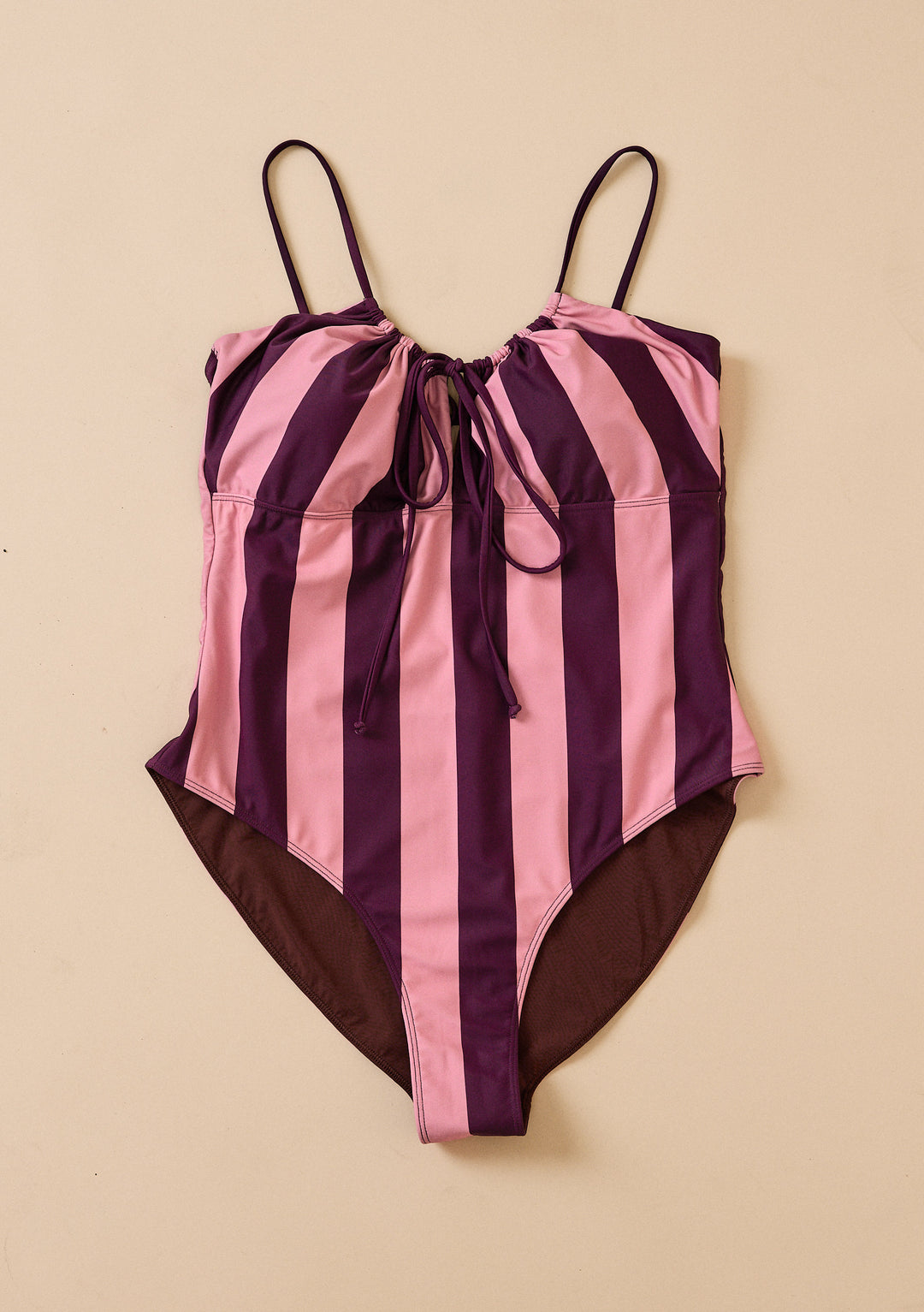 Maillot de bain froncé à rayures roses et bordeaux