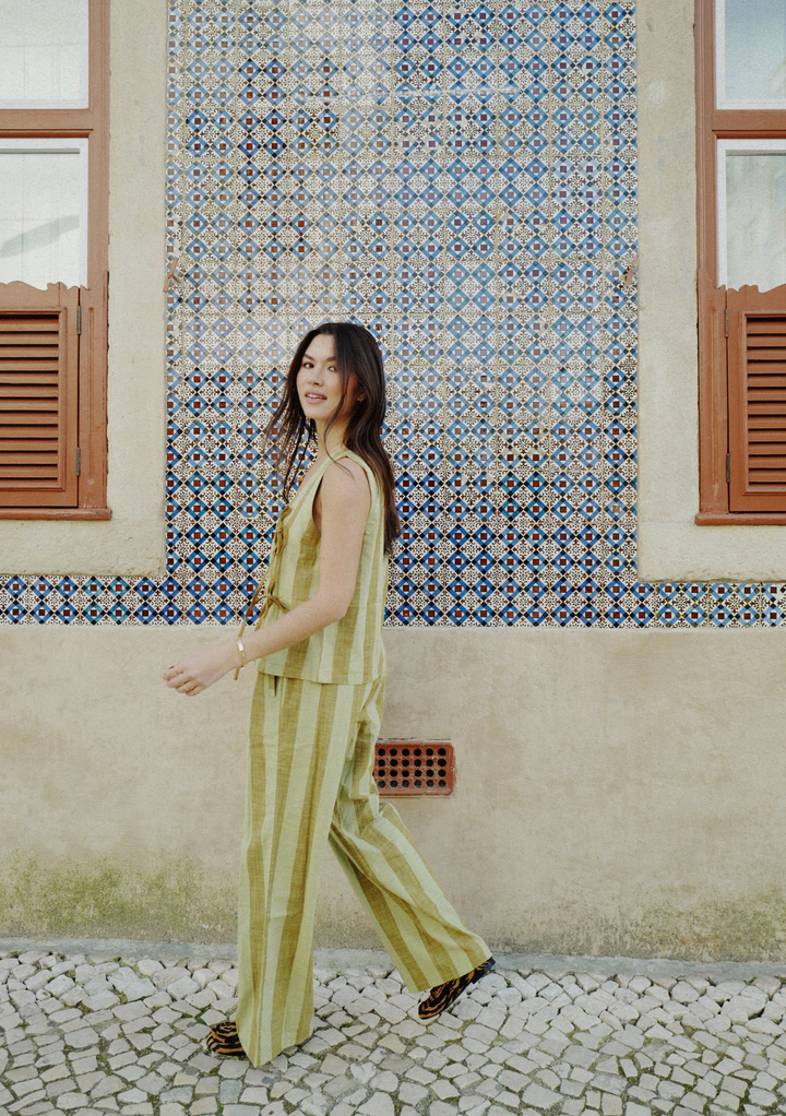 Baumwollhose mit grünen und braunen Streifen