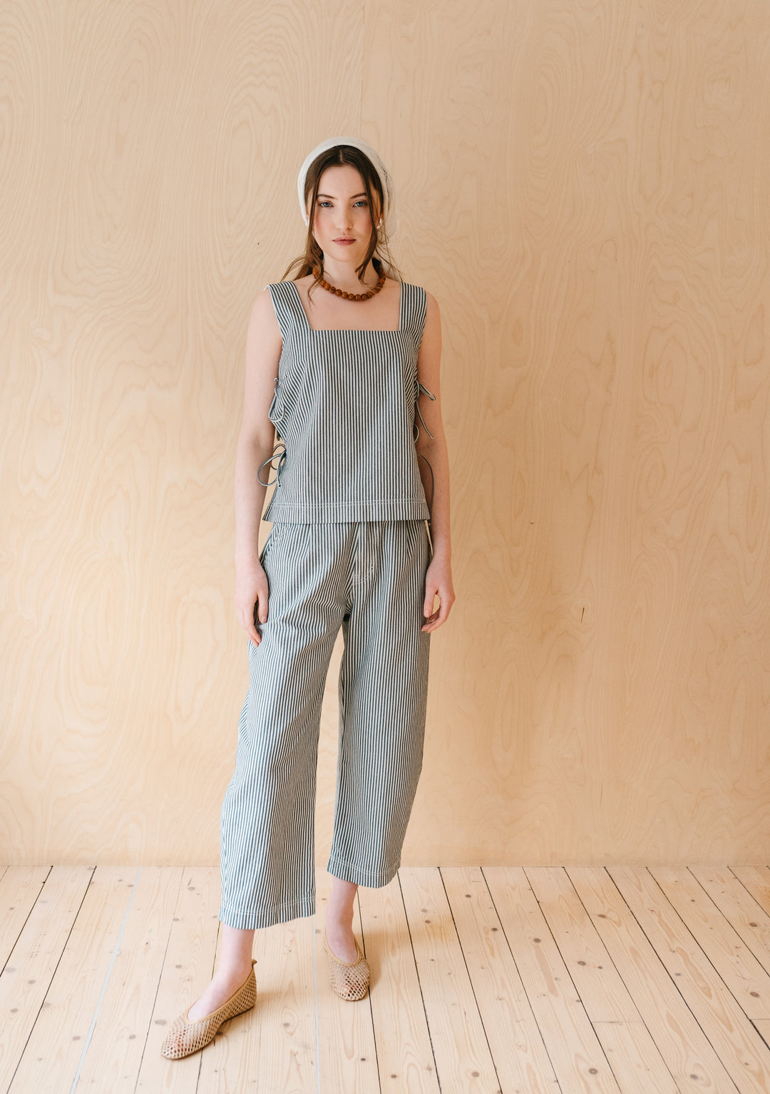 Denim-Hose mit geschwungenem Bein und Fischgrätmuster