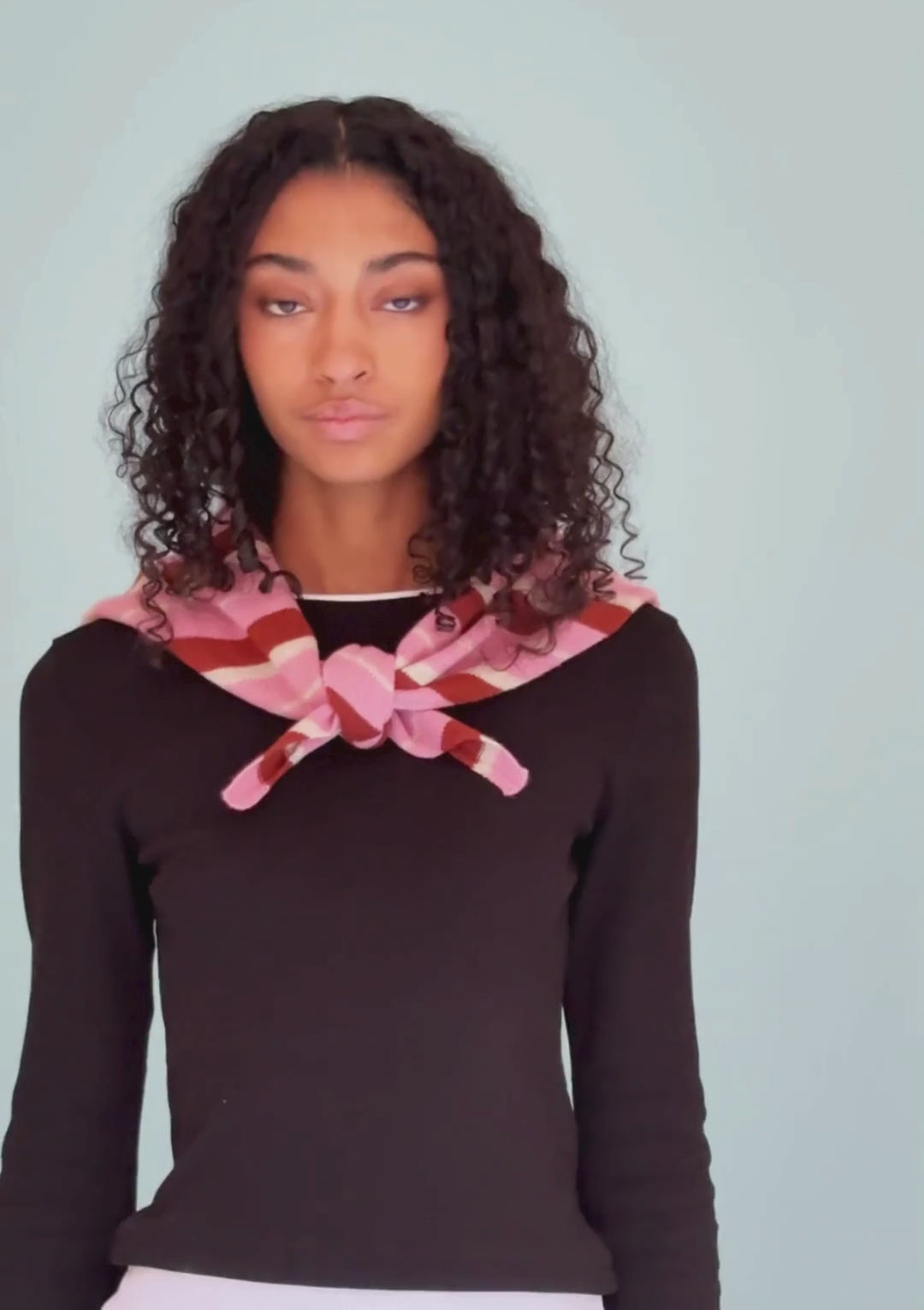 Dreiecksschal aus Merinowolle mit rosa-rostfarbenen Streifen 